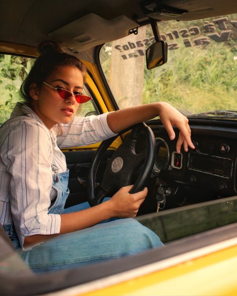 mujer al volante seguridad manejo defensivo